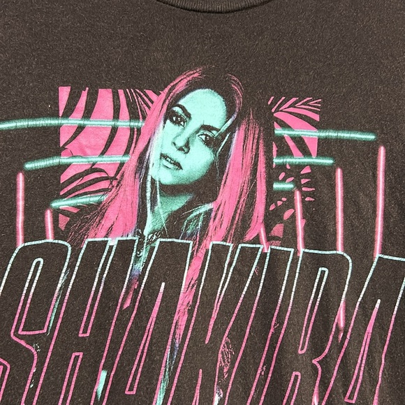 Shakira - Picture 2 of 4